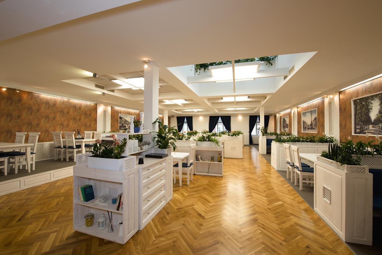 Hotel Slavia Svitavy Buitenkant foto